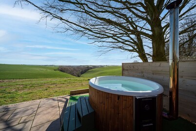 Charming quirky couple and dog friendly countryside bolt hole, with private hot tub and communal gam