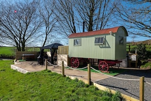 Exterior - Charming quirky couple and dog friendly countryside bolt hole, with private hot tub and communal gam (Barnstaple)