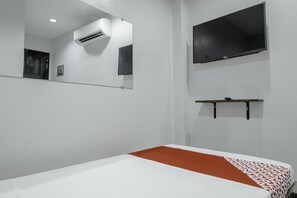 Habitación estándar doble | Escritorio y ropa de cama