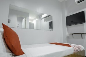 Standard Double Room | Desk, bed sheets - OYO 711 Goff's Place (Cagayan de Oro)