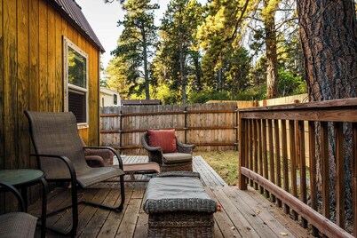 Charming Tiny House Suite Retreat,loft & wildlife!