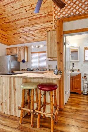 Fridge, microwave, oven, stovetop - Charming Tiny House Suite Retreat,loft & wildlife! (Story)