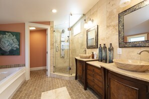 Shower, jetted tub, hair dryer, towels - THE MANGO TREE COTTAGE - Old Town Key West, Steps to Duval Street (Key West)