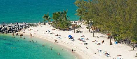 Beach nearby, sun loungers, beach towels