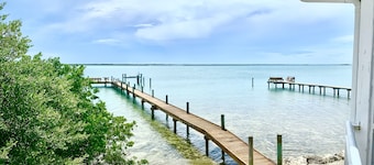 Beachside @ Torchview Waterfront Retreat