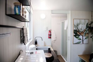 Een douche, een haardroger, handdoeken, zeep