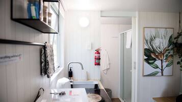 Ducha, secador de pelo, toallas y jabón