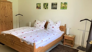 2 chambres, fer et planche à repasser, lit de bébé portatif