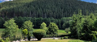Absolutely quiet location, beautiful view, garden, charging station, table football, darts