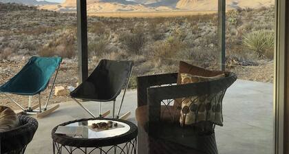 Star Lodge: Stunning Solar Home under Dark Skies on Terlingua Ranch