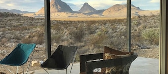 Star Lodge: Stunning Solar Home under Dark Skies on Terlingua Ranch