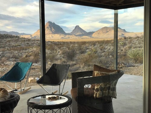 Star Lodge: Stunning Solar Home under Dark Skies on Terlingua Ranch