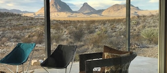 Star Lodge: Stunning Solar Home under Dark Skies on Terlingua Ranch