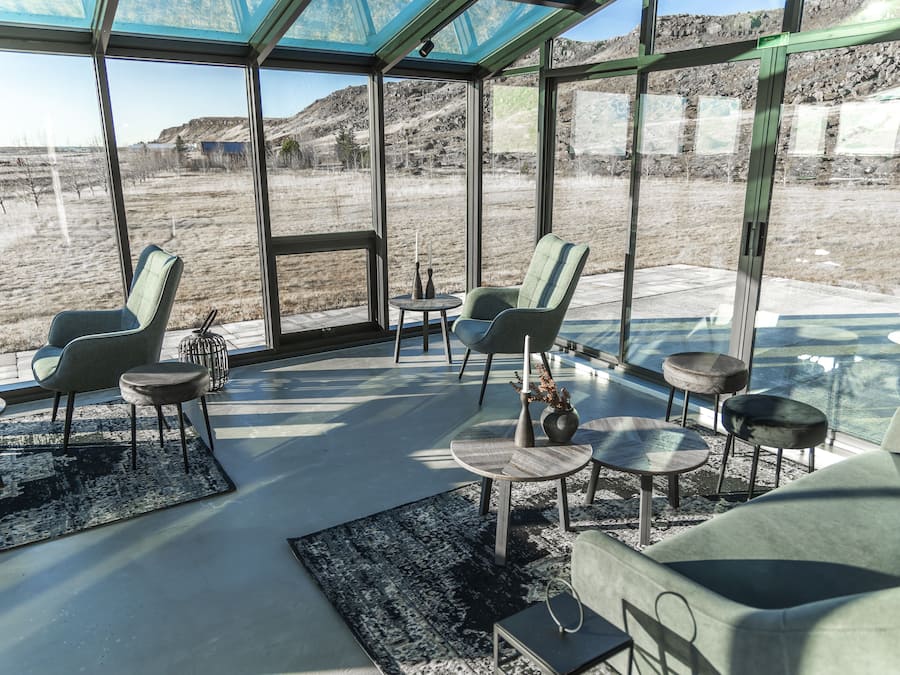 Een 32-inch flatscreentelevisie met satellietzenders en een televisie