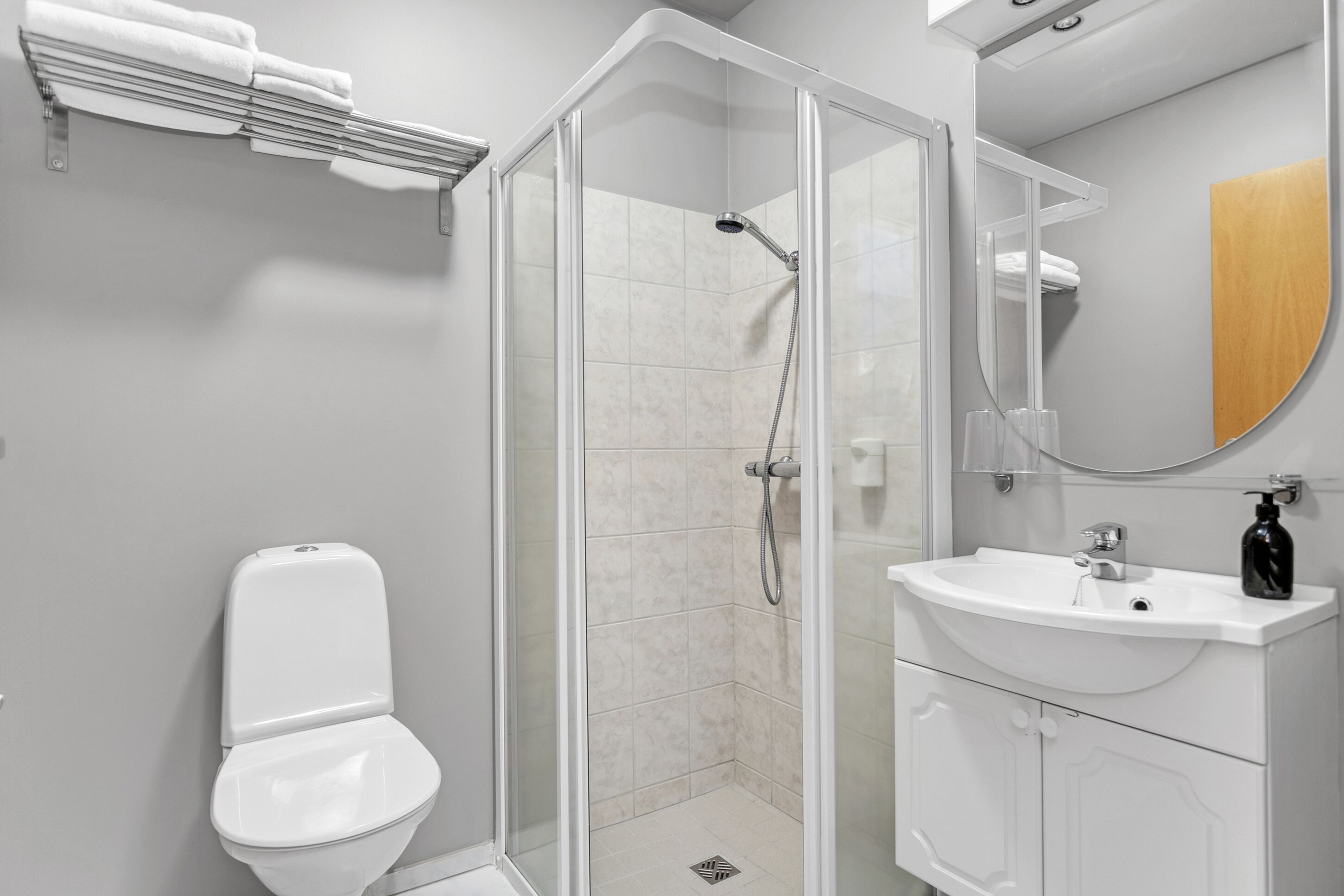 studio suite | bathroom | shower, free toiletries, hair dryer, towels