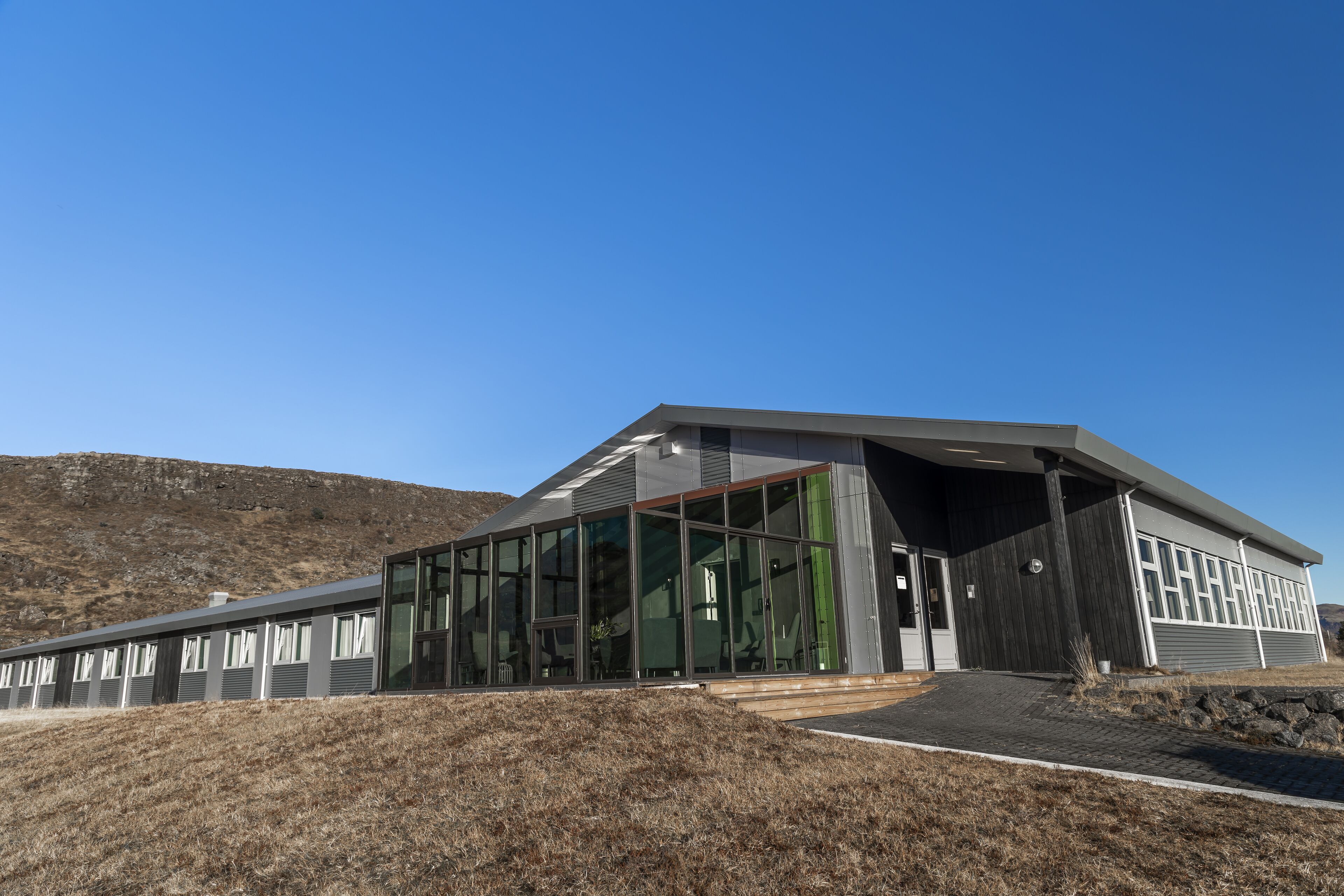 Vista frontal de la propiedad