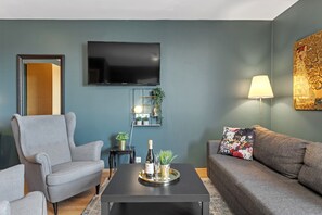 Studio Suite | Living area | 32-inch flat-screen TV with satellite channels, TV