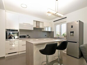 ثلاجة، ميكروويف، فرن، موقد طهي مسطح