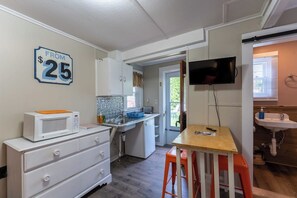 Mikrowelle, Wasserkocher mit Kaffee-/Teezubehör, Toaster