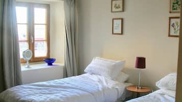 6 bedrooms, iron/ironing board, WiFi