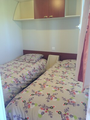 2 bedrooms, travel cot, Internet