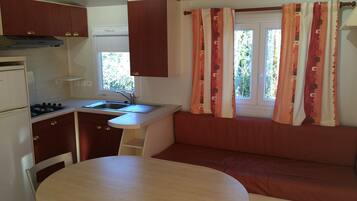 Réfrigérateur, micro-ondes, plaque de cuisson, cafetiÚre/bouilloire