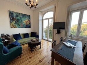 Apartamento, 2 quartos | 2 quartos, individualmente mobiliados, Wi-Fi de cortesia, roupa de cama