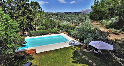 Beautiful Villa With Swimming Pool Near Nafplion
