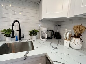 Kjøleskap, mikrobølgeovn, ovn og kokeplater