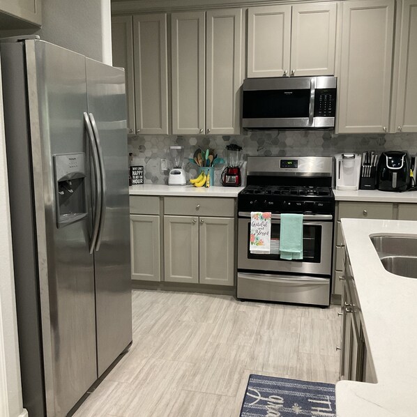 Fridge, microwave, stovetop, dishwasher - Modern & Convenient Cozy House minutes away from Medical Center  ❤️ (Houston)