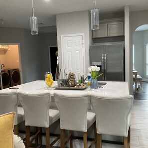 Dining - Modern & Convenient Cozy House minutes away from Medical Center  ❤️ (Houston)