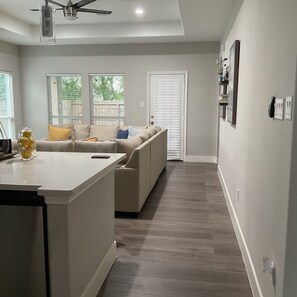 Smart TV, offices - Modern & Convenient Cozy House minutes away from Medical Center  ❤️ (Houston)