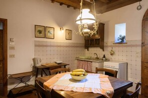 Frigorifero, forno, tostapane, seggiolone