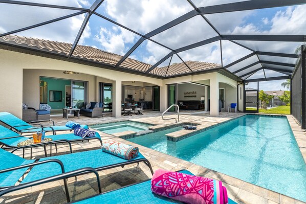 A heated pool - Custom Heated Pool, Kayaks, Bikes, & Spectacular Views - Villa Lakeside Oasis - Roelens Vacations (Cape Coral)