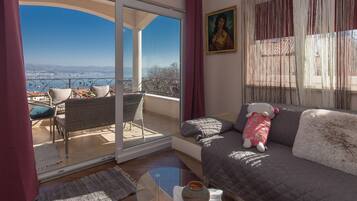 TV, fireplace, DVD player, stereo