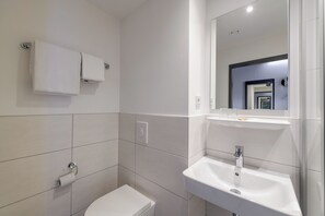 Een douche, handdoeken