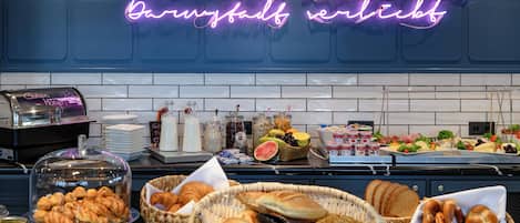 Frokostbuffé hver dag (EUR 18.00 per person)