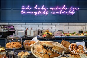 Frokostbuffé hver dag (EUR 18.00 per person)