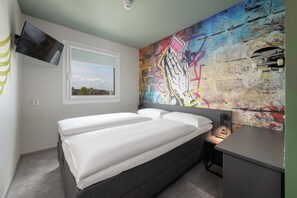 Kahden hengen perushuone | Työpöytä, kannettavalle tietokoneelle sopiva työtila, äänieristys