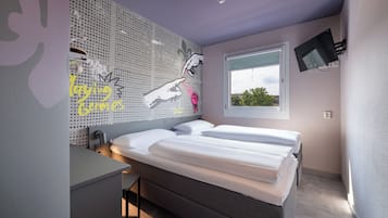 Basic-Zweibettzimmer | Schreibtisch, laptopgeeigneter Arbeitsplatz, schallisolierte Zimmer