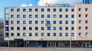 A multi-story hotel building with a modern design, featuring a prominent "FelixHotels" sign on the top. - Felix Hotel Darmstadt (Darmstadt)