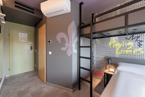 Quarto triplo clássico | Escrivaninha, espaço de trabalho para notebook, quartos à prova de som