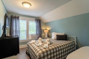 1 bedroom, internet, bed sheets - Room 8 (3rd Floor and Shared Bathroom) (Laconia)