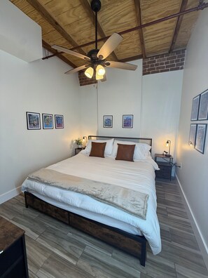 3 makuuhuonetta, työpöytä, silitysrauta/-lauta, vauvan matkasänky