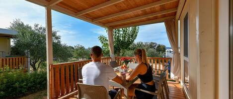 تناول الطعام بالخارج