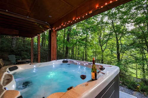 Bearadise Mtn Lodge! Hot Tub+Fire-Pit, Grill, WiFi, Golfing, Hiking & Fishing!
