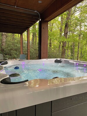 A hot tub with a wooden deck and a view of a forest. - Bearadise Mtn Cabin~Hot Tub+Fire Pit, Grill & WiFi (Burnsville)
