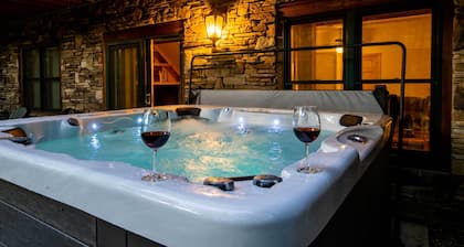 Bearadise Mtn Lodge! Hot Tub+Fire-Pit, Grill, WiFi, Golfing, Hiking & Fishing!