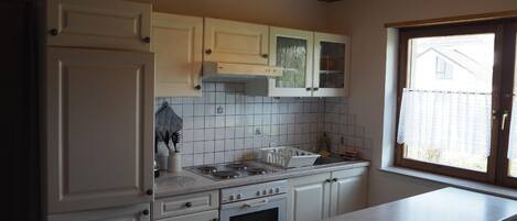 Een koelkast, een microgolfoven, een oven, een kookplaat