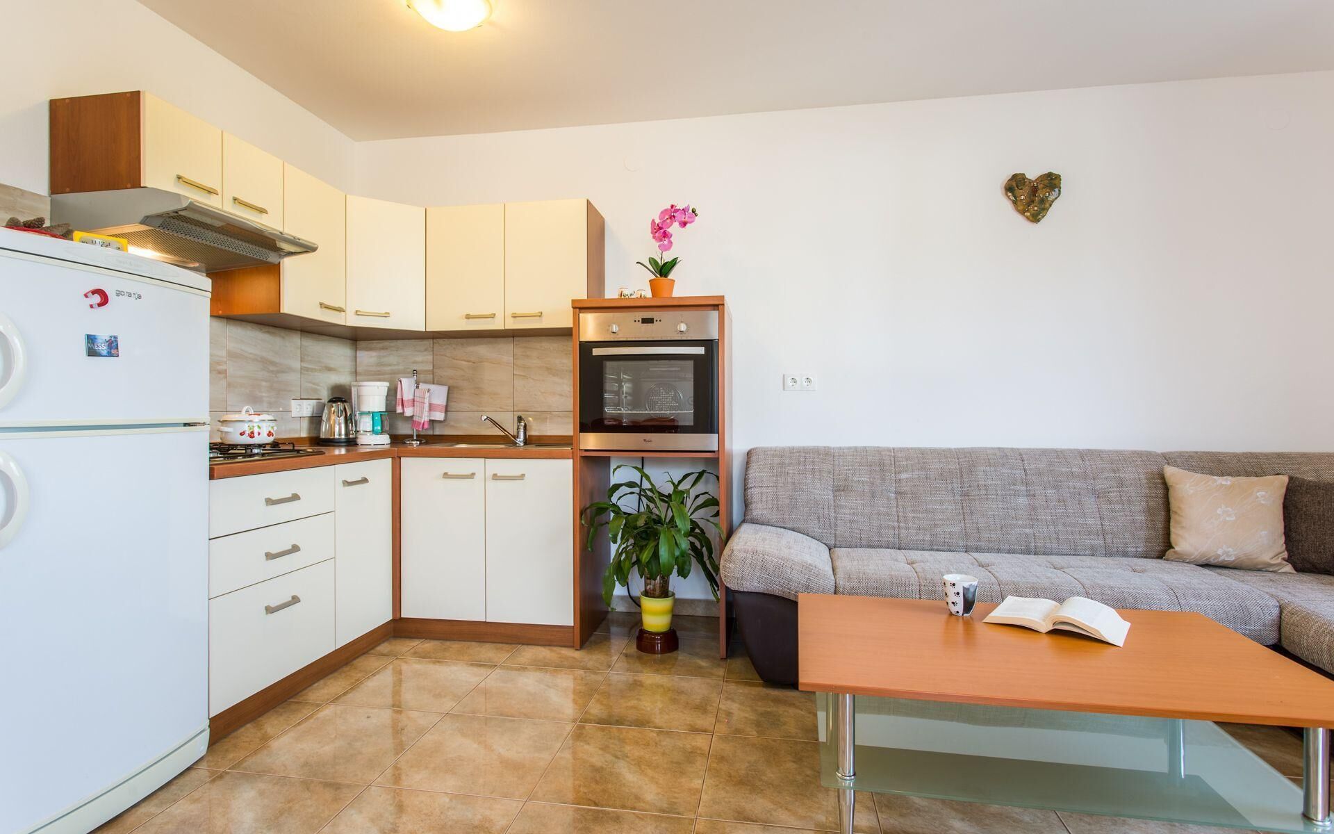 Kjøleskap, mikrobølgeovn, ovn og kokeplater